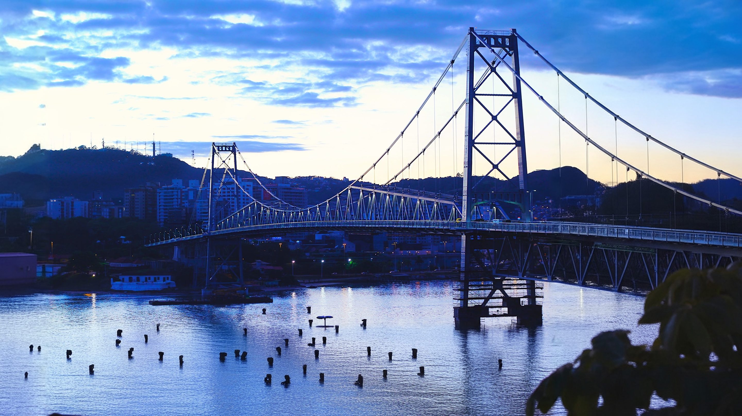 Ponte Hercílio Luz iluminada ao entardecer, em Florianópolis