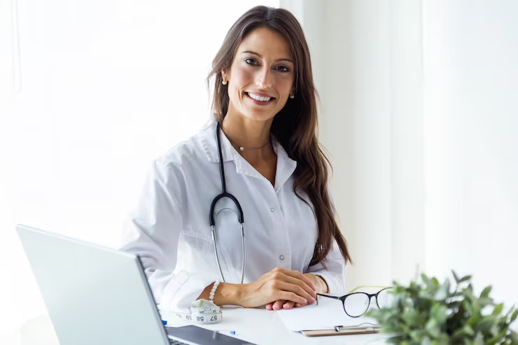 Médica de jaleco branco em um consultório