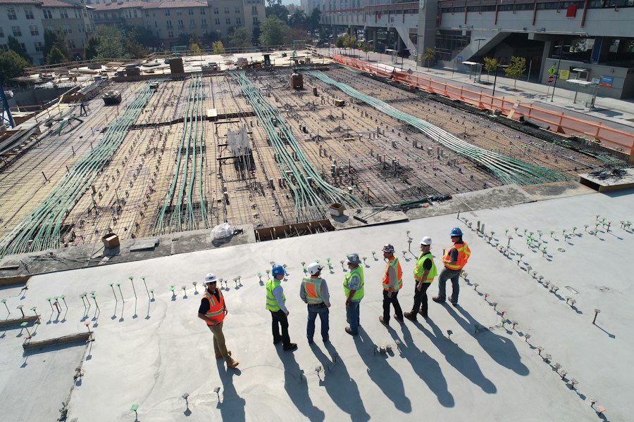 Equipe de profissionais em uma obra de construção civil
