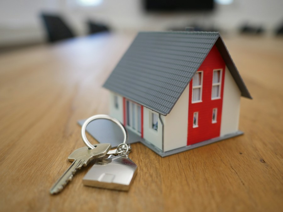 Chaves e uma miniatura de casa sobre uma mesa