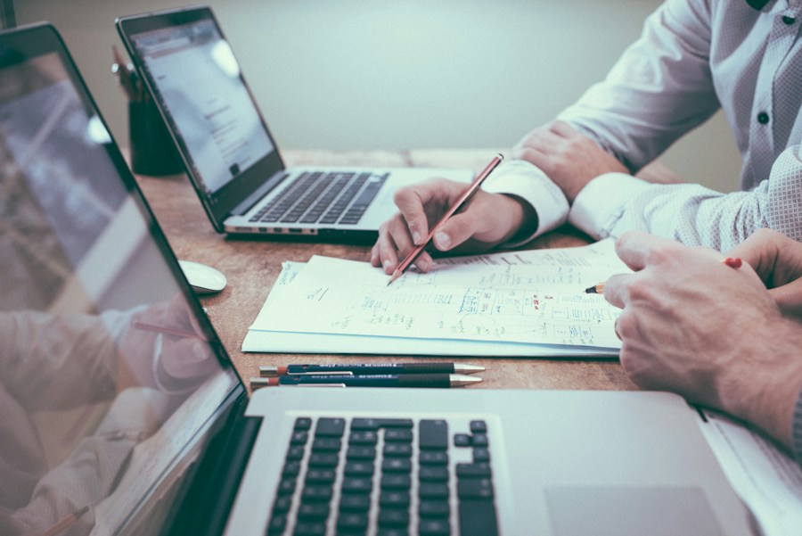 Profissionais analisando documentos e planejando atividades